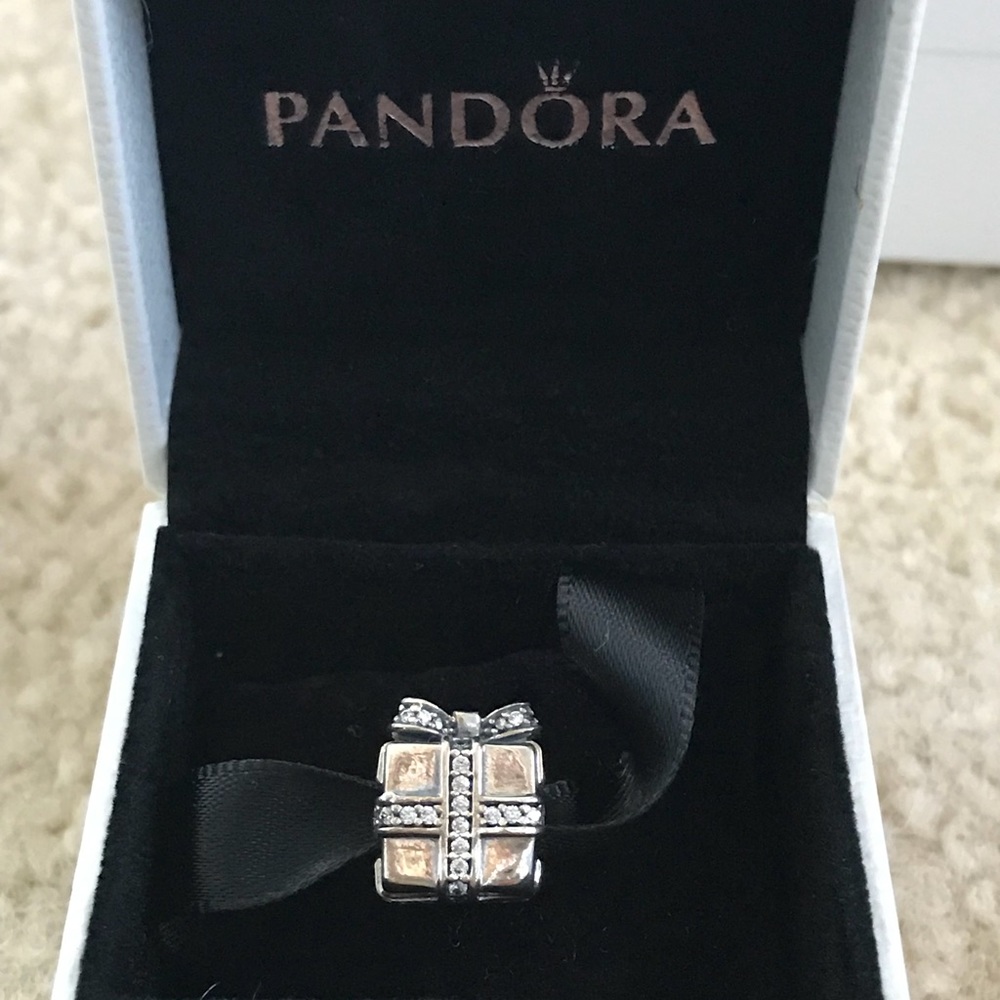 Pandora present charm